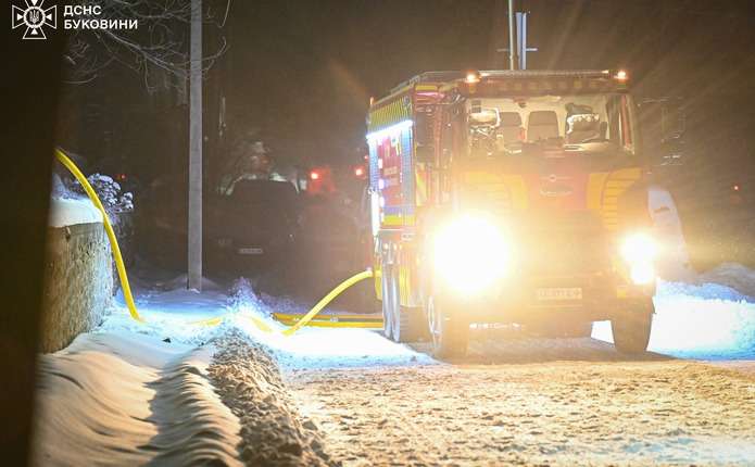 Сьогодні вночі на Буковині горіла адміністративна будівля: вогонь охопив 200 метрів квадратних