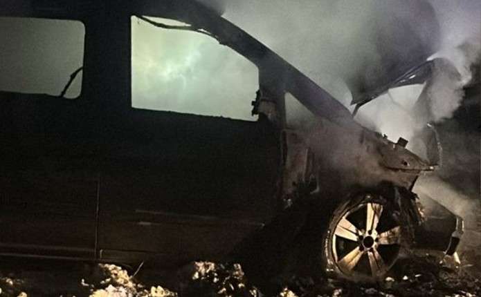 26-річний чоловік підпалив Mercedes Benz Vito на одній із вулиць Чернівців: що відомо