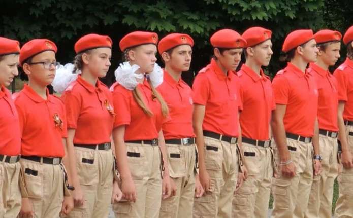 Готували українських дітей воювати за рф: на Донеччині викрили керівників «Юнармії»