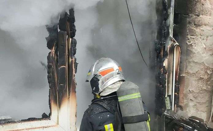 У Чернівцях пожежа - горить житловий будинок