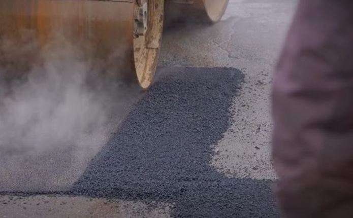 Розпочали перше у цьому році асфальтування доріг у Чернівцях