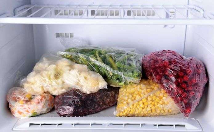 Продукти, які не можна тримати в морозилці, але люди все одно регулярно їх заморожують