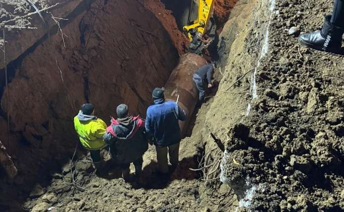 У Чернівцях четверту добу ремонтують аварію на каналізаційному колекторі.