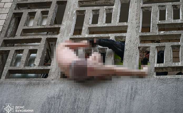 Оголений чоловік завис на фасаді будинку у Чернівцях: надзвичайники його врятували