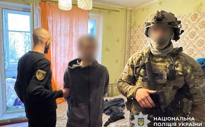 У Чернівцях викрили організатора шахрайського кол-центру: ховався у стіні квартири