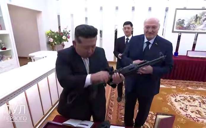 Автомат, горілка і зефір: що Лукашенко привіз у подарунок Кім Чен Ину
