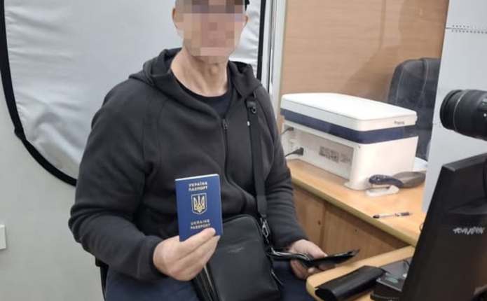 На Буковині оформили закордонний паспорт чоловіку, який пробув у російському полоні 7 років