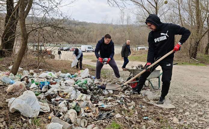 У Чернівцях поприбирали в районах Воробкевича, Південно-Кільцевої та річки Прут (ФОТО)
