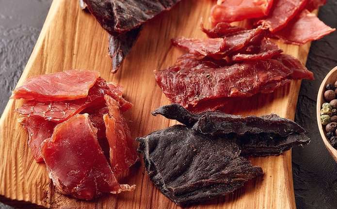 М’ясні палички та в’ялене м’ясо: користь чи шкода