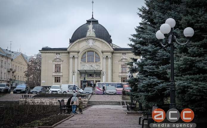 Президент України присвоїв почесні звання акторам Чернівецького муздрамтеатру