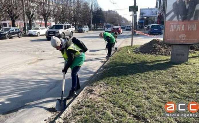 У Чернівцях сьогодні проводять весняну толоку: прибирають кілька локацій