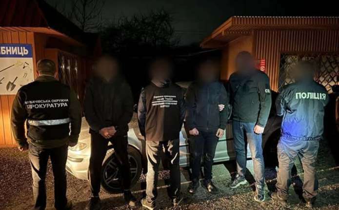 Двоє буковинців та житель Львівщини організували переправлення «клієнтів» за кордон, їх затримали