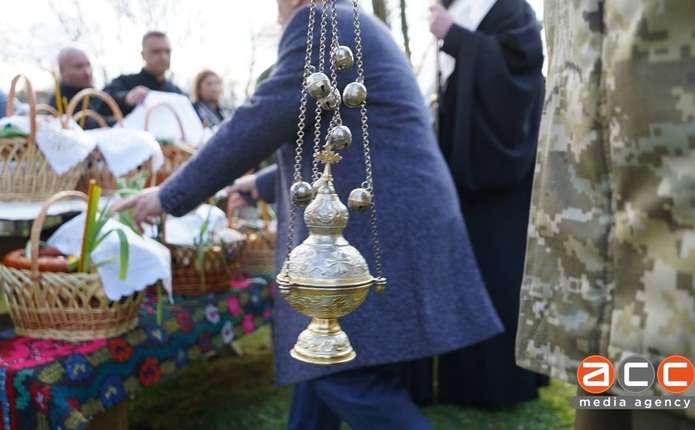 (ФОТО) Єпископ Чернівецький і Буковинський Феогност освятив кошики для воїнів ЗСУ