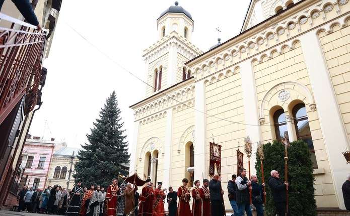 (ФОТО) У Чернівцях відбулася Велика вечірня з чином винесення плащаниці