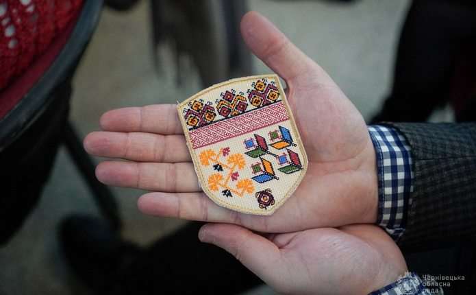 У Чернівцях представлять мистецький проєкт «Вишитий шеврон-оберіг», а також відбудеться погашення марки