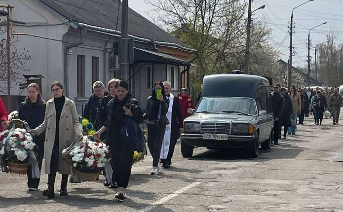 Загинув у курській області: у Чернівцях в останню дорогу провели Героя