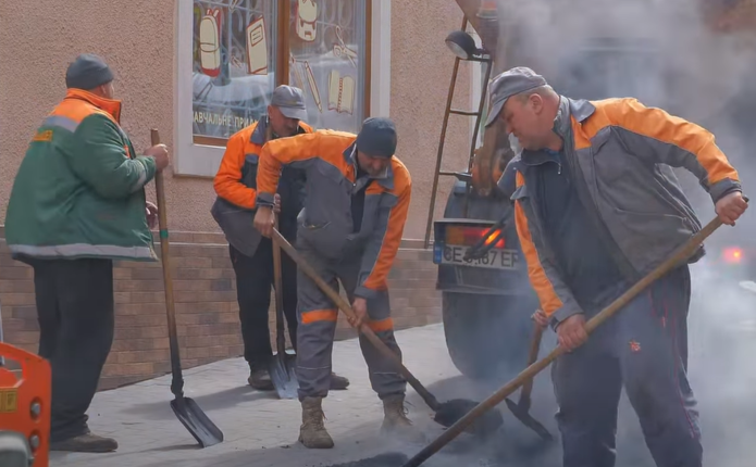 (ВІДЕО) МіськШЕП у Чернівцях відзвітував про ямковий ремонт на вулиці Якоба фон Петровича