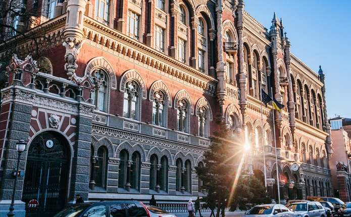 В НБУ назвали причини, чому українці стали більше нести готівки до банків