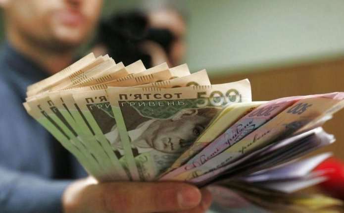Майже 100 тисяч гривень: зарплати держслужбовців зросли
