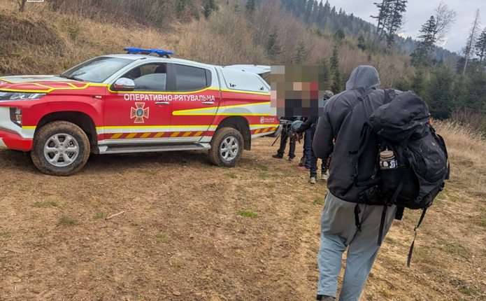 Рятувальники Буковини допомогли травмованій жінці у горах