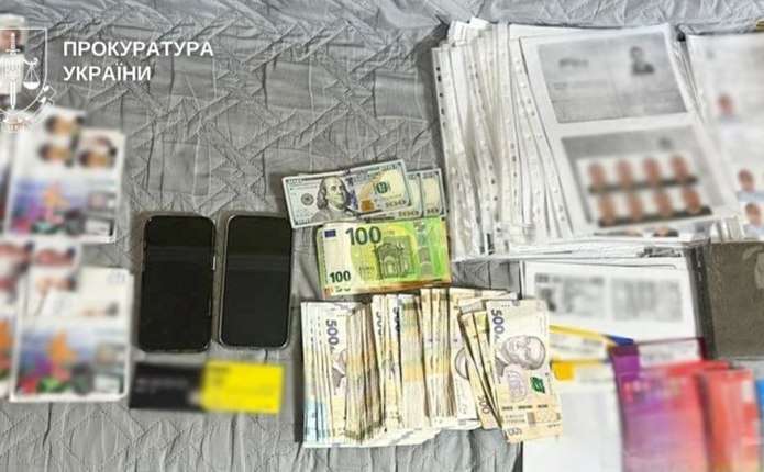 Права без іспитів і документи «під ключ»: у Чернівецькій області судитимуть групу осіб