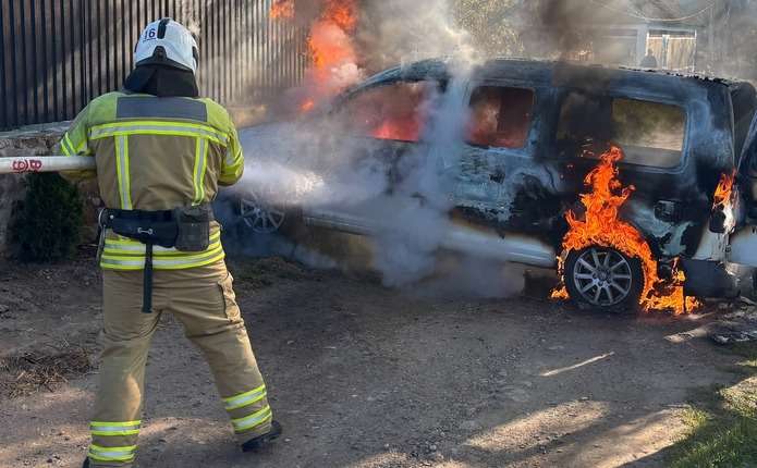 Горів автомобіль та суха трава: оперативна доба на Буковині