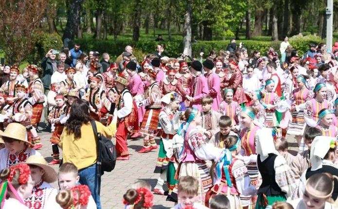 Рекорд України у Хмельницькому: 888 учасників станцювали Краков'як