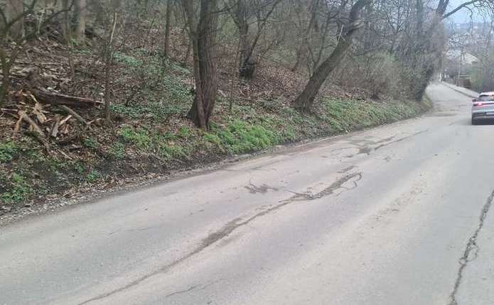 Аварійний зсув на Конституційній у Чернівцях: комісія заборонила проїзд небезпечною ділянкою