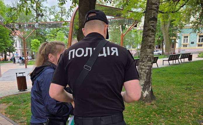 Черговий випадок вандалізму зафіксували в Чернівцях: невідомі побили ліхтарі в центральному сквері