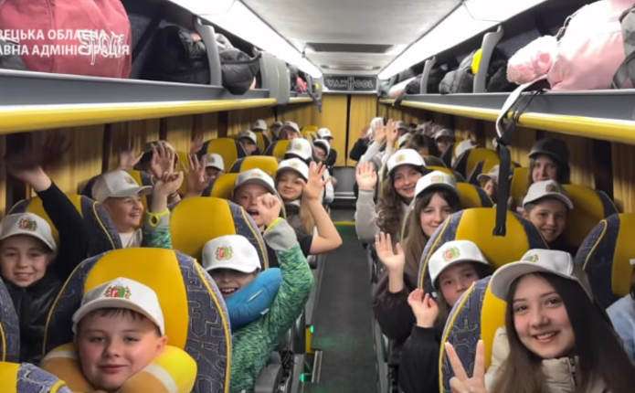 Дітей загиблих та зниклих безвісти батьків, захисників з Буковини, відправили до Румунії на відпочинок
