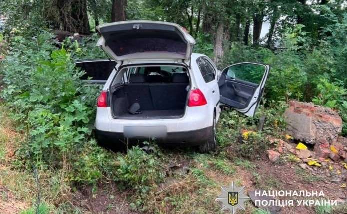 Внаслідок аварії на Буковині загинув водій та ще двох пасажирів госпіталізували