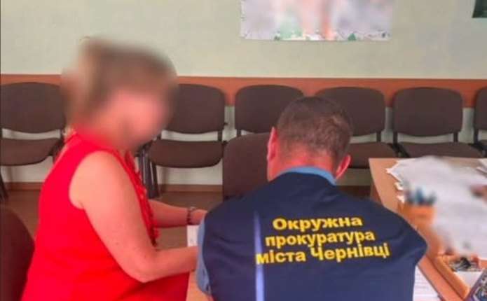 Про підозру повідомили посадовиці комунального підприємства Чернівців