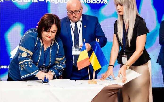Хто з ким співпрацюватиме: вісім громад Чернівецької області уклали угоди з комунами трьох повітів Румунії