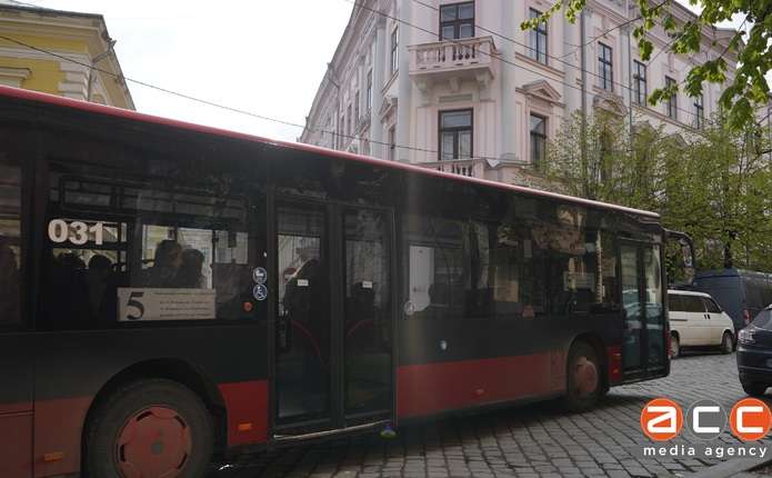 Від сьогодні громадський транспорт Чернівців курсує за оновленим графіком