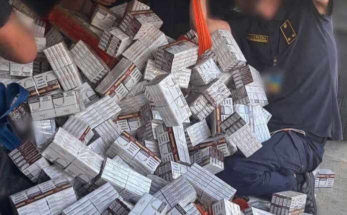 Намагалися вивезти з Буковини понад 11 тисяч пачок сигарет як картопляні чипси