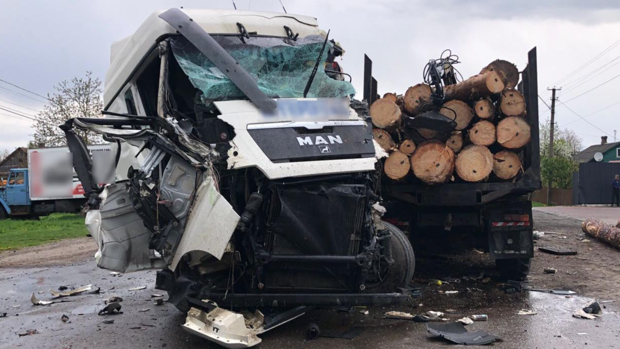 Постраждали водії та 14-річний хлопець: подробиці аварії на Волині, де зіткнулися вантажівка та лісовоз (Фото)