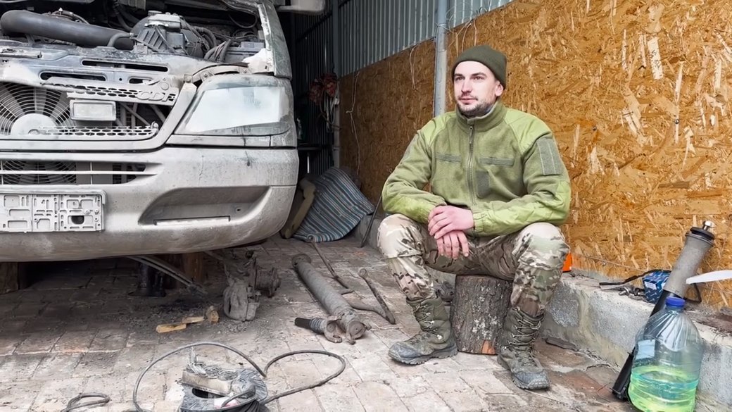 “Основні несправності — по ходовій”: волинський прикордонник ремонтує автомобілі в прифронтовій зоні