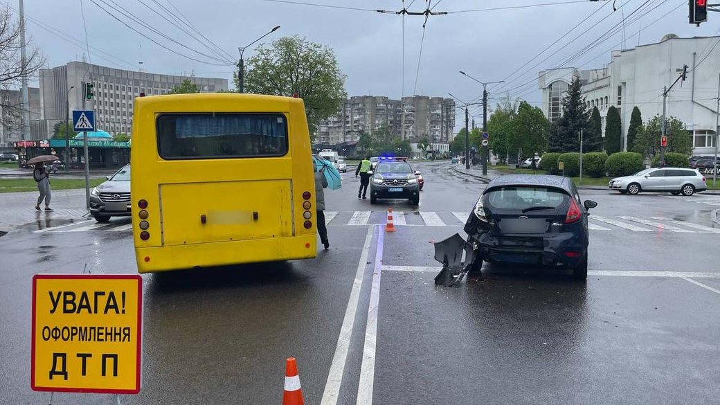 В аварії з маршруткою у Луцьку травмувалася жінка