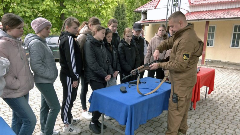 Володіння зброєю і психологічні техніки: для школярів волинського ліцею організували військовий вишкіл