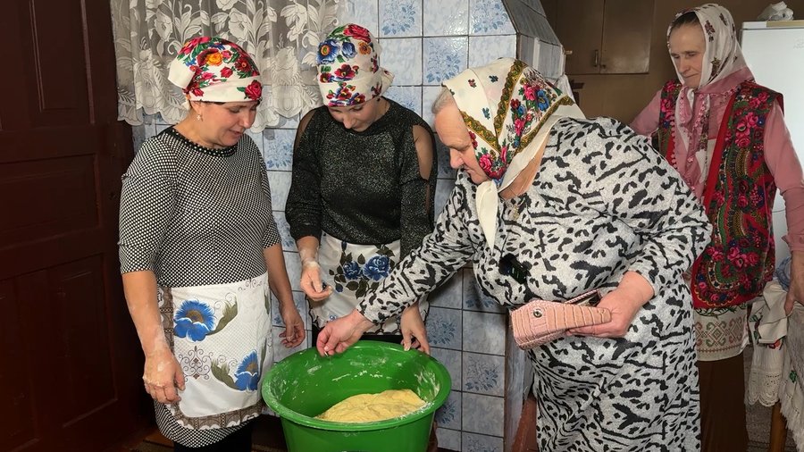 Традиція випікання та прикрашання весільного хліба на Волині (Відео)
