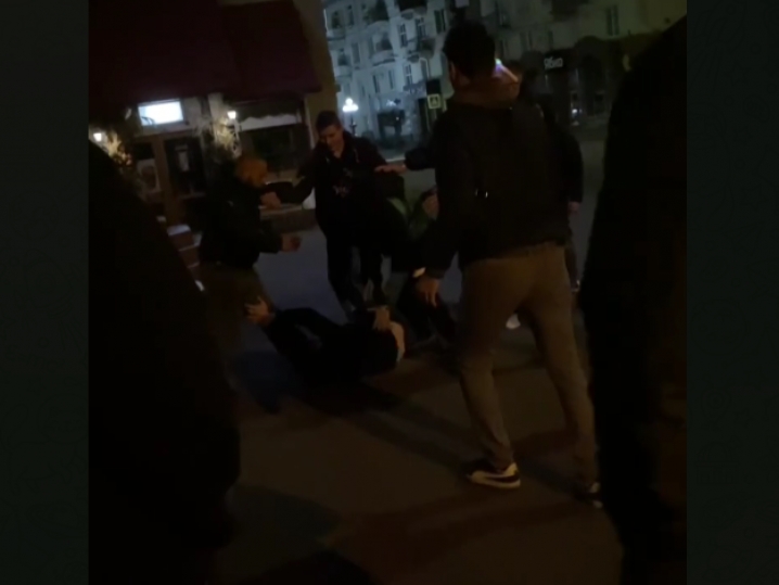 Бійка у центрі Луцька: молодики ногами гамселили чоловіка (Відео)