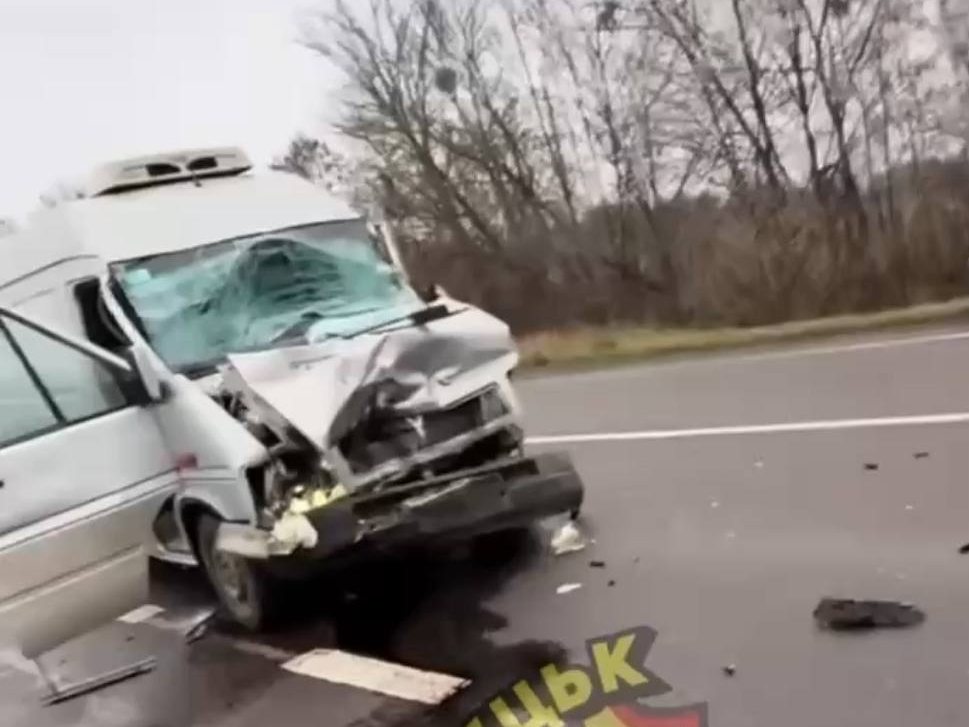 На трасі Луцьк-Ковель бус врізався у вантажівку (Відео)