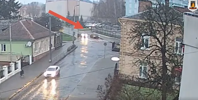 У Луцьку водій Mercedes-benz поїхав «проти шерсті» вулицею з одностороннім рухом (Відео)