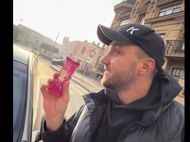 Запропонував шоколадку: Луцький бізнесмен припаркувався з порушенням і попросив не штрафувати (Відео)