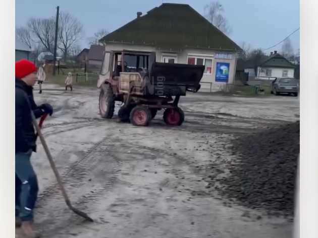 У селі на Волині мешканці самотужки ремонтують дорогу (Відео)
