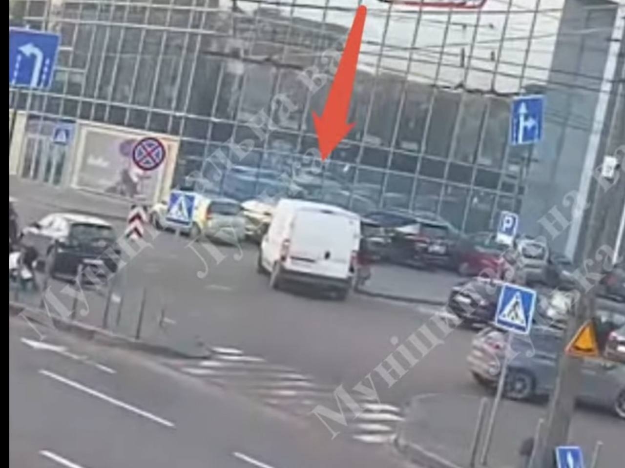 На парковці у Луцьку бус збив жінку (Відео)