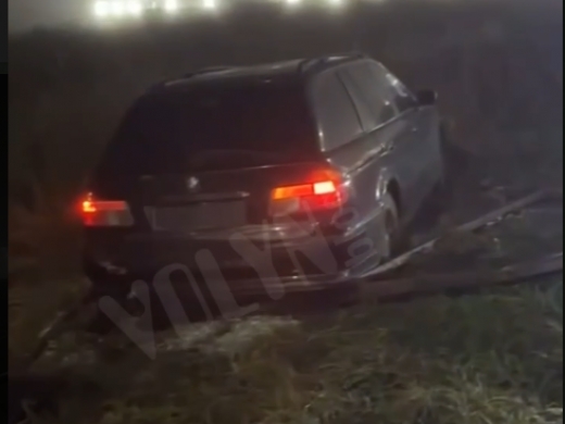 Аварія біля Луцька: водій зніс зупинку (Відео)