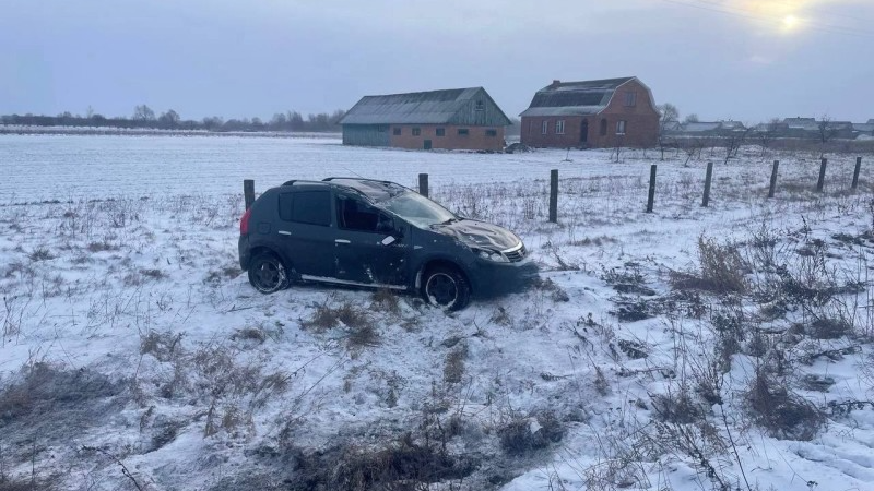 На Волині через негоду легковик злетів у кювет