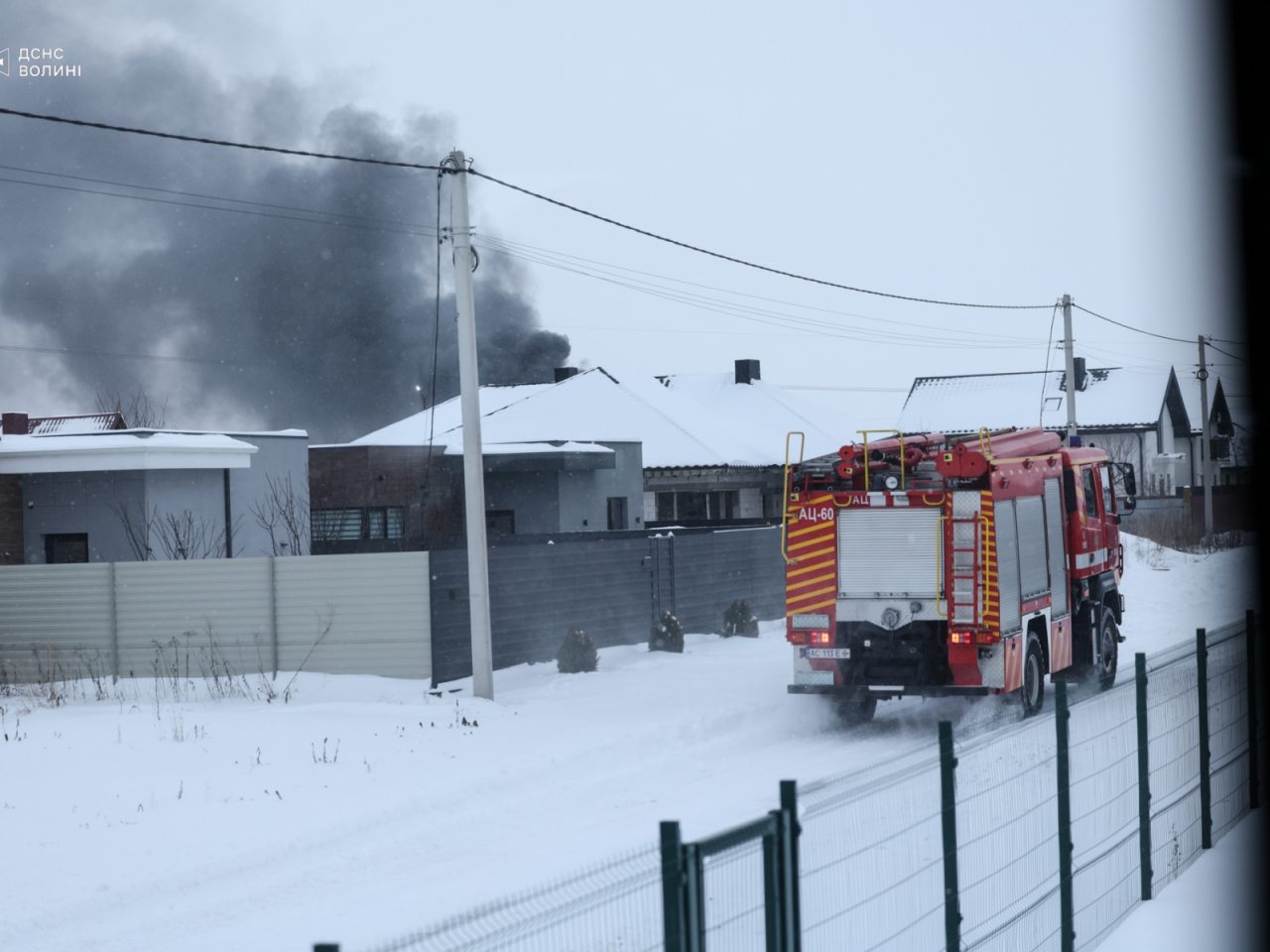 Вогонь ледве не перекинувся на будинок: біля Луцька рятувальники ліквідували пожежу (Фото, Відео)