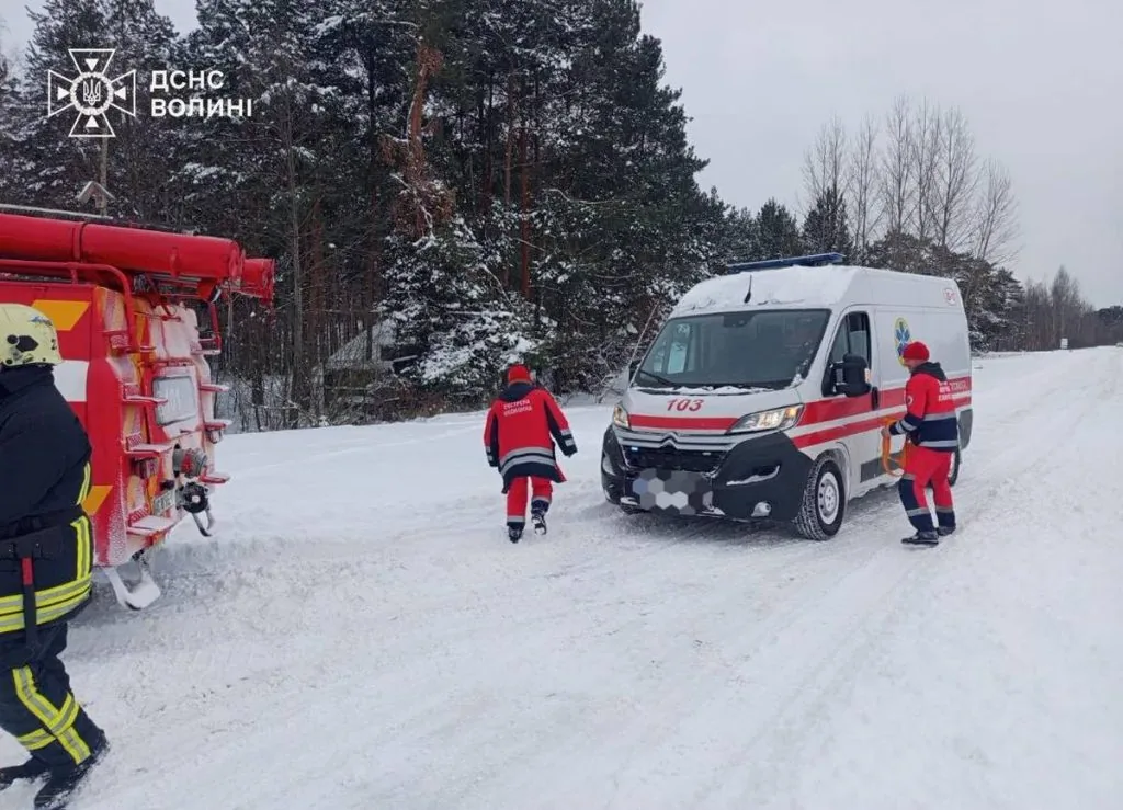На Камінь-Каширщині рятувальники та місцеві жителі витягнули «швидку» з породіллею